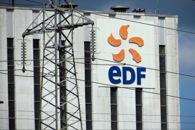 Devant la centrale EDF de Bouchain (Nord), le 7 juillet.