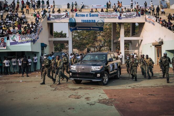 A Bangui, le 19 décembre, le cortège du président centrafricain Faustin-Archange Touadéra arrive au complexe sportif Barthélemy-Boganda, familièrement appelé « stade 20 000 places », pour un rassemblement électoral, escorté par la garde présidentielle, des mercenaires russes et des casques bleus rwandais de l’ONU.