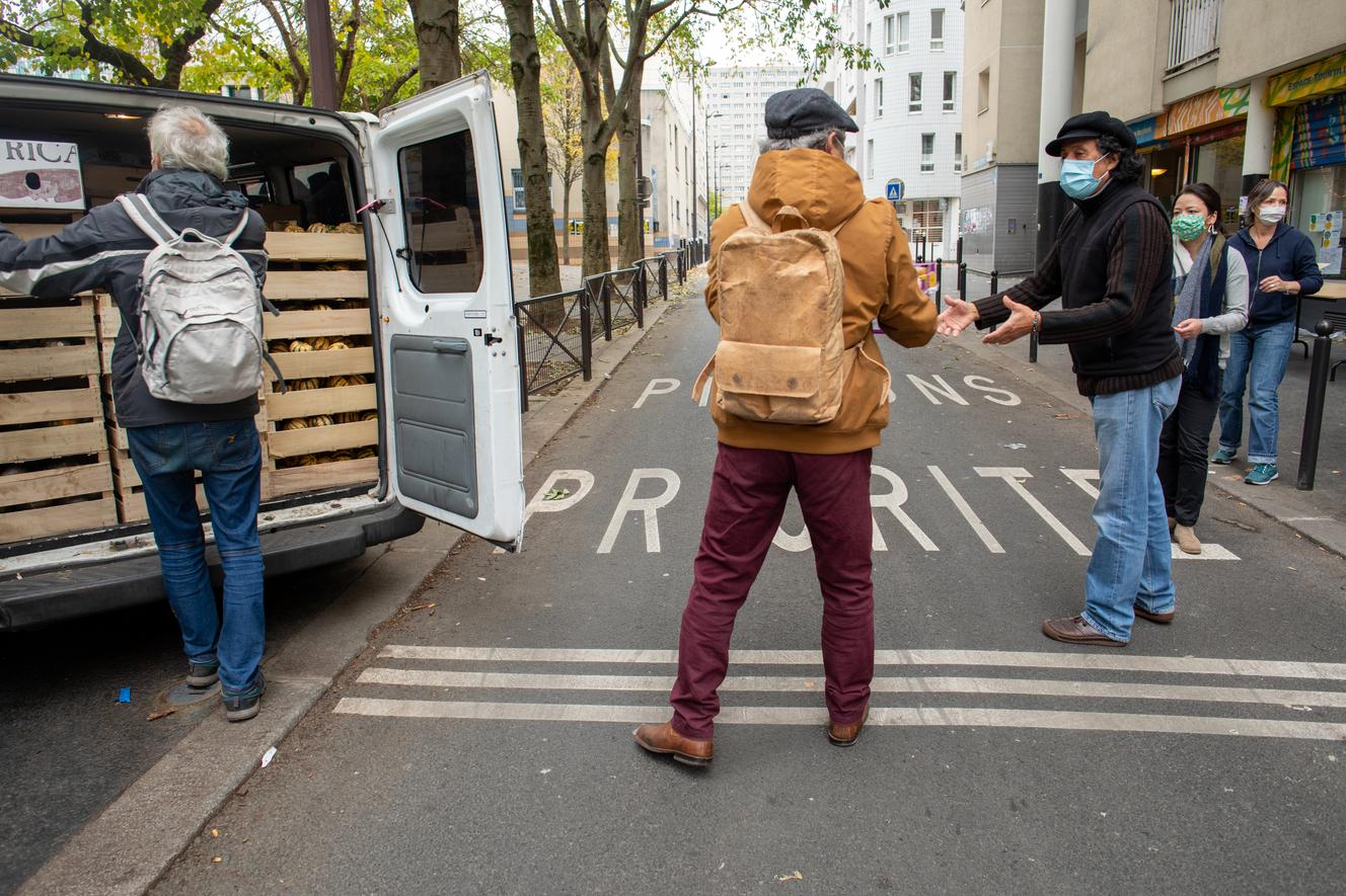 Distribution alimentaire par des bénévoles de l’association Les Marmoulins de Ménil’, à La Maison du bas Belleville, à Paris, le 2 décembre.
