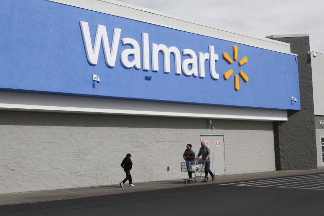 Los clientes compran en un supermercado Walmart en El Paso, Texas, el 6 de febrero de 2020. 