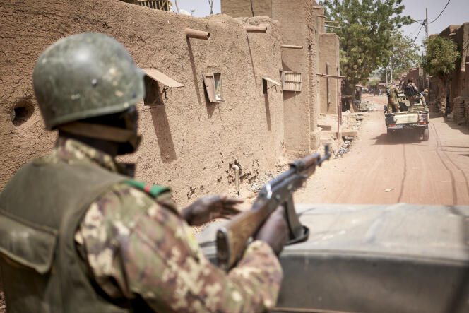 Des soldats maliens patrouillent dans la ville de Djenné, le 28 février 2020.