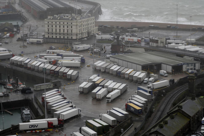 De nombreux camions attendent garés près du port, après sa fermeture, à Douvres, en Angleterre, le 21 décembre.