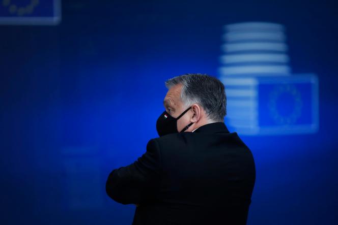 Le premier ministre hongrois Viktor Orban quitte le sommet européen, à Bruxelles, le 11 décembre.