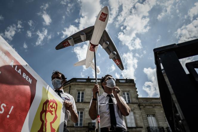 Manifestation de salariés d’Air France et de sa filiale Hop ! à Bordeaux, le 30 juillet 2020, contre le projet de supression de la navette aérienne entre Paris (Orly) et Bordeaux-Mérignac.