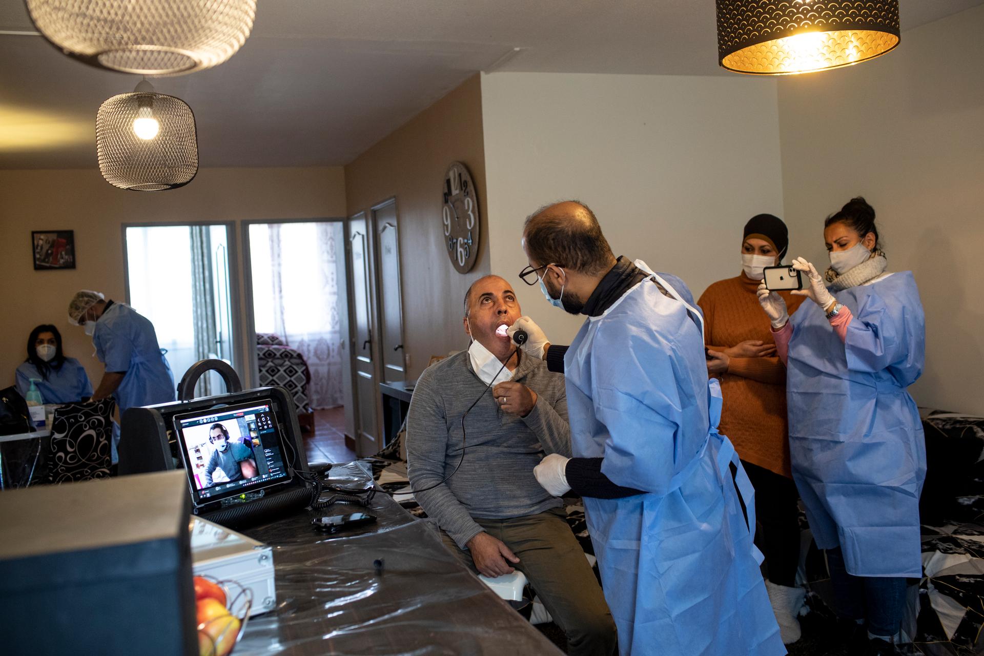 Un patient est suivi en téléconsultation avec son médecin conseil, dont le cabinet est à quelques kilomètres de là.