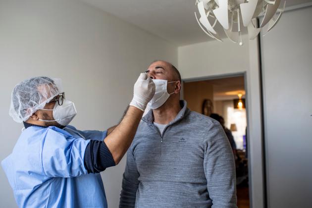L’infirmier de l’association fait un suivi de l’état de santé d’un patient chez lui, le 15 décembre.