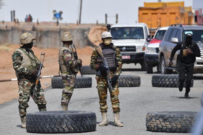 Des soldats nigériens montent la garde devant l’aéroport de Diffa, dans le sud-est du Niger, près de la frontière nigériane, le 23 décembre 2020.
