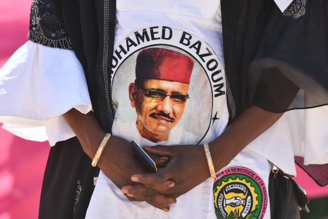 Un partisan de Mohamed Bazoum porte un tee-shirt avec la photo du candidat pour l’élection présidentielle au Niger, à Diffa, le 23 décembre 2020.
