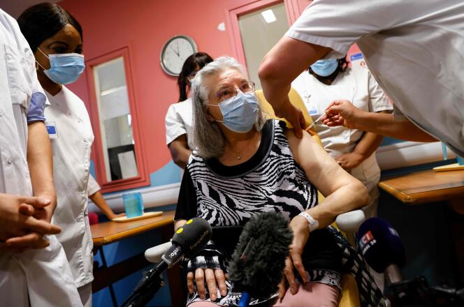 A l’hôpital René-Muret, à Sevran (93), Mauricette, 78 ans, est la première personne vaccinée en France contre le Covid-19, dimanche 27 décembre.