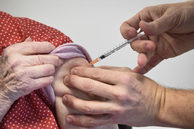 Une résidente de l’Ephad Les Magnolias à Loos (Nord), reçoit une dose du vaccin Pfizer et BioNTech contre le Covid-19, le 28 décembre.