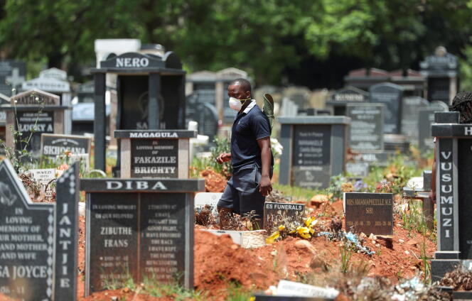 Dans un cimetière de Johannesburg, en Afrique du Sud, le 24 décembre 2020.