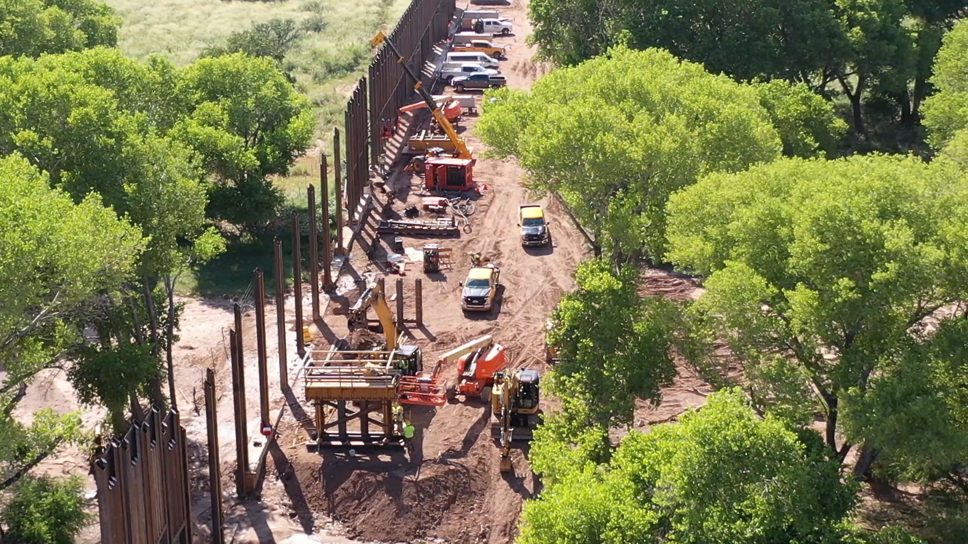 Construction du mur le long de la rivière San Pedro, qui prend sa source au Mexique et s’écoule à travers l’Arizona.