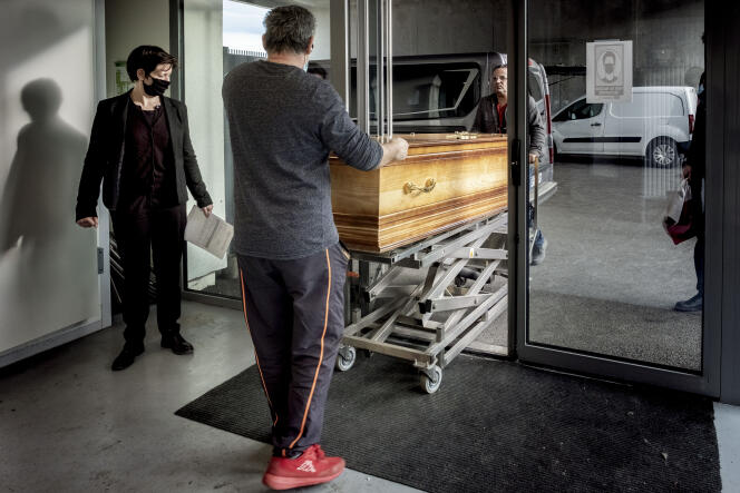 Saint-Etienne, le 23 décembre 2020. Un homme agé de 84 ans, décédé de la Covid-19 arrive au crématorium Montmartre pour la cérémonie funéraire.