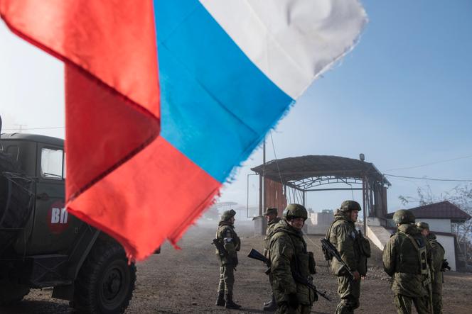 Des soldats russes de maintien de la paix montent la garde, le 14 décembre, à l’entrée de la ville de Choucha, (Haut-Karabakh), reprise le 8 novembre.