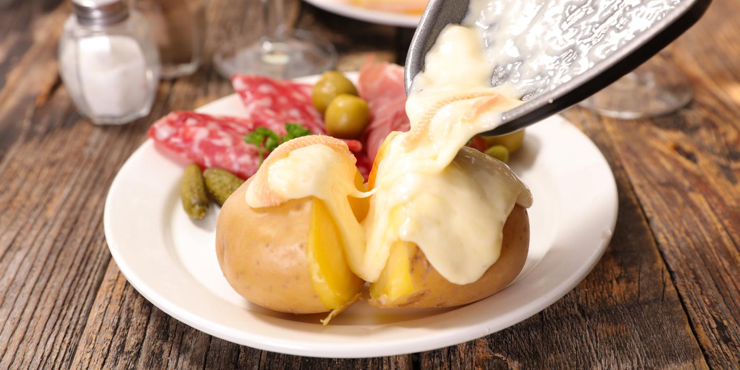 Une raclette au réveillon ? Pourquoi nous sommes tous fondus du fromage fondu
