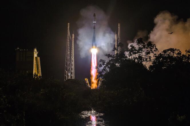 Le 1er décembre 2020, la fusée Soyouz, transportant le satellite militaire d’observation au sol FalconEye des Emirats, lors du décollage sur le pas de tir de Sinnamary, près de Kourou, en Guyane.