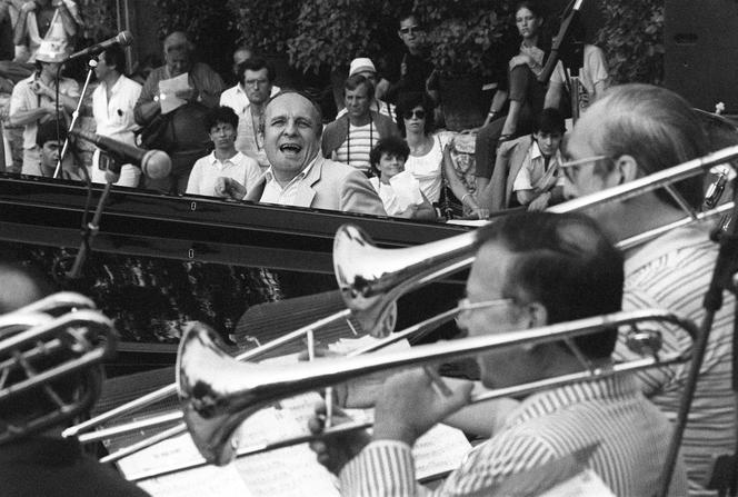 Le 16 juillet 1983, le pianiste de jazz et compositeur français Claude Bolling se produit avec un big band lors de la 10e édition de la Grande Parade du Jazz à Nice.