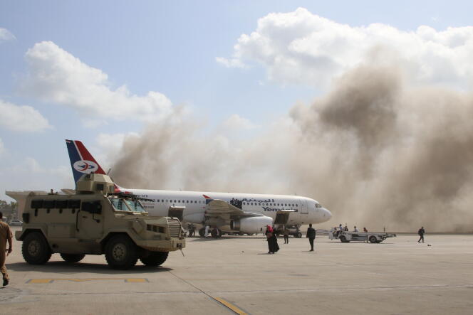 Trois explosions sont survenues à l’aéroport international d’Aden quelques minutes après l’atterrissage d’un avion transportant le premier ministre, le 30 décembre.