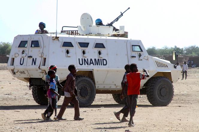 نفربر زرهی از سازمان ملل و ماموریت صلح اتحادیه آفریقا (UNAMID) در اردوگاه آوارگان Kalma در نیالا ، پایتخت دارفور جنوبی ، 30 دسامبر 2020.