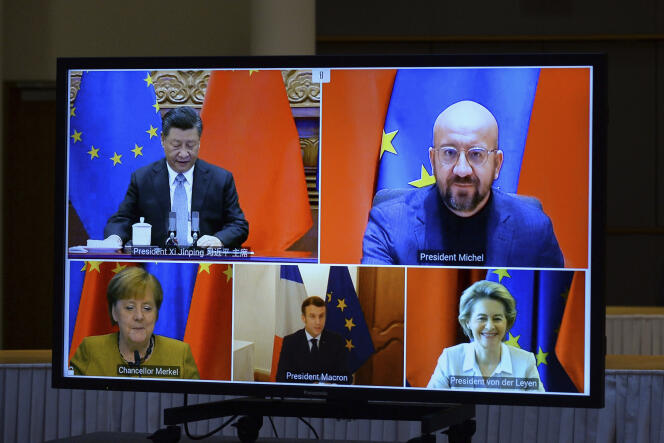 Une vidéoconférence entre le président chinois, Xi Jinping, la chancelière allemande, Angela Merkel, le président français, Emmanuel Macron, le président du Conseil européen, Charles Michel, et la présidente de la Commission européenne, Ursula von der Leyen, le 30 décembre 2020.