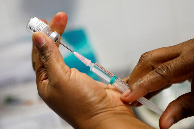 Une infirmière prépare l’injection d’une dose du vaccin de Pfizer et BioNTech contre le Covid-19, à Bobigny le 30 décembre 2020.