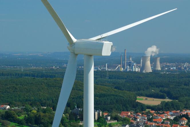 Une éolienne et une centrale à charbon à Longeville-lès-Saint-Avold (Moselle).