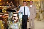 Nicolas Sarkozy pose avec son père, Pal, et une de ses œuvres, à l’Elysée, en 2008.