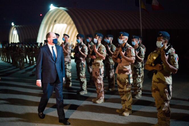 El primer ministro Jean Costex el 31 de diciembre en Chad, N'Jamina, frente a las tropas del ejército de Barclays.