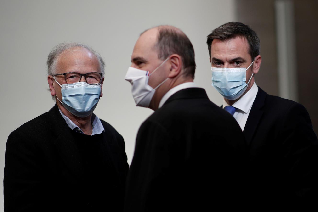 L'immunologiste Alain Fischer, le Premier ministre Jean Castex et le ministre de la Santé Olivier Véran le 3 décembre à Paris.