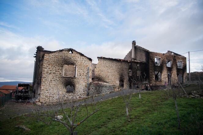 La maison incendiée par Frederik Limol après qu’il eut attaqué sa femme puis tué trois gendarmes, à Saint-Just (Puy-De-Dôme), le 24 décembre.