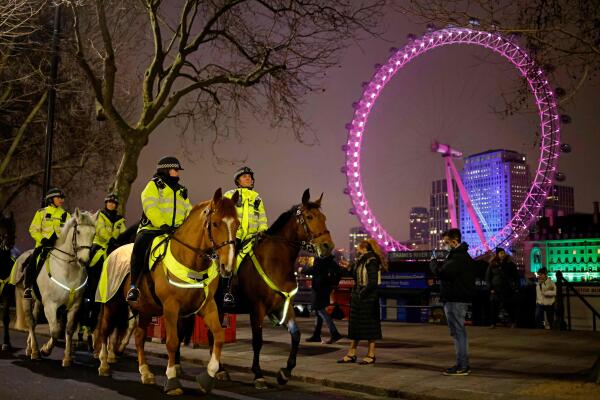 La police à cheval patrouille devant le London Eye dans Londres presque déserte le 31 décembre, alors que les responsables de la ville espèrent que le message de rester à la maison sera entendu.