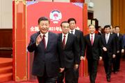 Le président chinois Xi Jinping suivi du premier ministre Li Keqiang, à Pékin, le 31 décembre 2020.