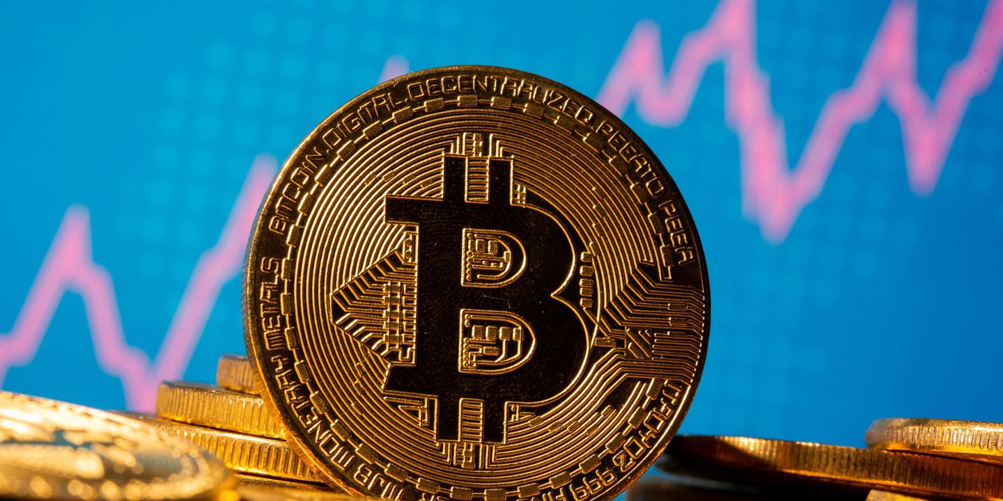 Le bitcoin dépasse les 30 000 dollars pour la première fois de son histoire