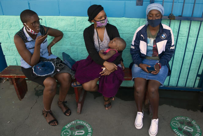 Des voyageurs attendent leurs résultats après avoir été testés pour le Covid-19 dans une clinique mobile à une station de taxis de la gare principale de Johannesburg, en Afrique du Sud, le 24 décembre 2020.
