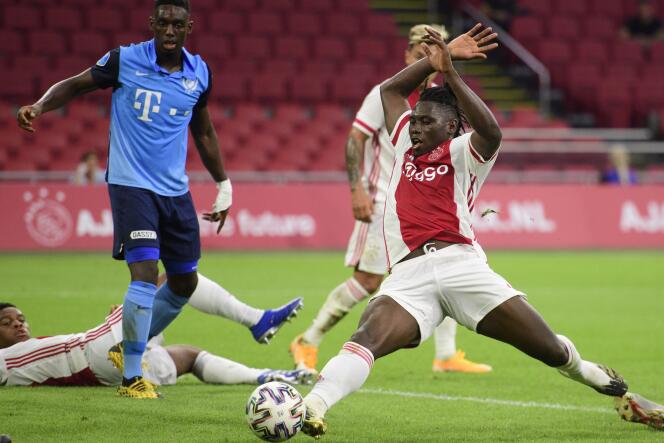 Le Burkinabé Lassina Traoré surprend aussi par son style au stade Johan Cruijff à d’Amsterdam, le 13 août  2020.
