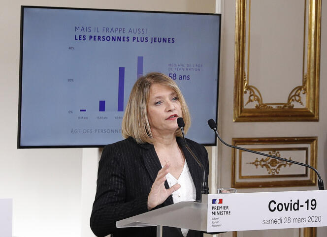 L’infectiologue Karine Lacombe, lors d’une conférence de presse avec le premier ministre, à Paris, le 28 mars.