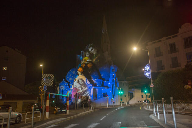 L'église Sainte-Jeanne-d'Arc s'est parée de sa tenue de fête, même si la ville de Nice reste complètement déserte, à 22h30, le 31 décembre 2020.