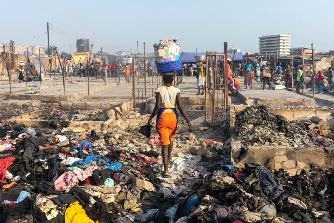 Après l’incendie qui a ravagé 800 échoppes du marché de Kantamanto, le 16 décembre 2020, les vendeurs d’Accra trient et tentent de sauver de la marchandise.