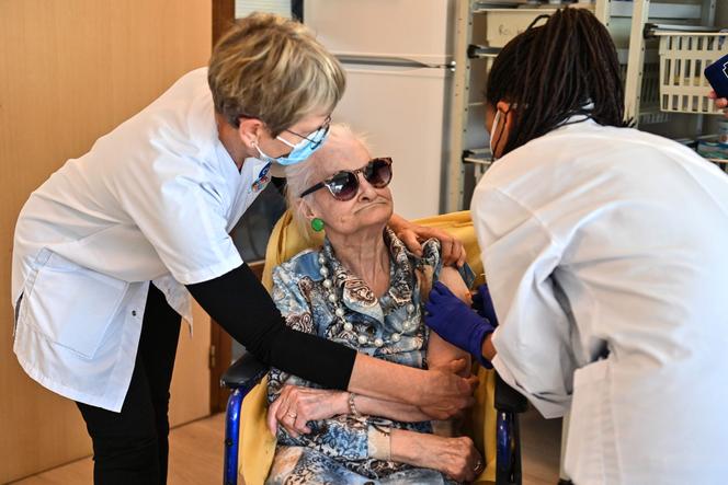 Un médecin administre une dose de vaccin Pfizer-BioNtech à une femme âgée, le 4 janvier, au centre de gérontologie Antonin-Balmes, à Montpellier.