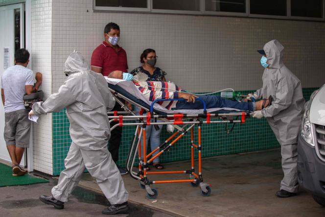 Un patient atteint du Covid-19 est transporté à l’entrée de l’hôpital public Vinte Oito de Agosto, à Manaus, au Brésil, le 4 janvier 202.