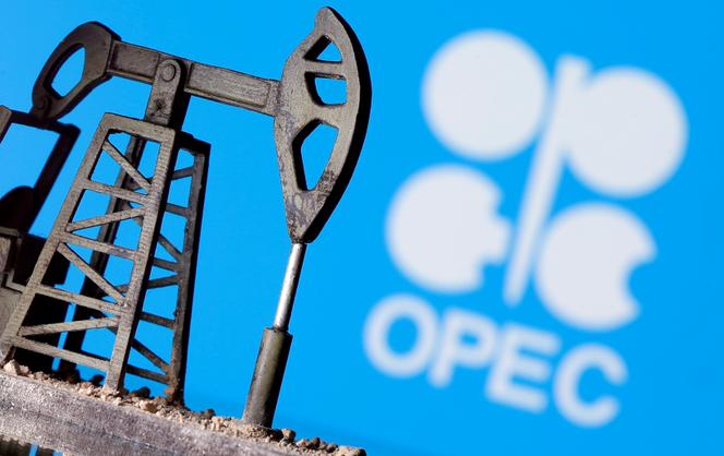 Un vérin de pompe à pétrole imprimé en 3D est vu devant le logo de l’OPEP, le 14 avril 2020.