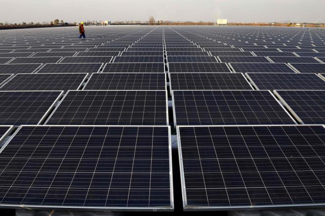 Un champ de panneaux solaires, à Huainan (Anhui), en Chine, en décembre 2017.