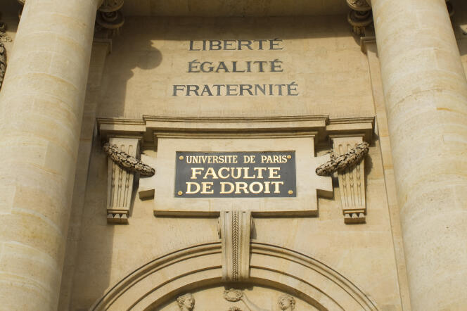 Entrée de la faculté de droit place du Panthéon, à Paris.