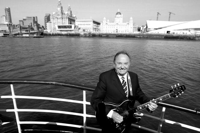 Le chanteur et guitariste Gerry Marsden, en avril 2009, à bord du Mersey Ferry, au large de Liverpool.