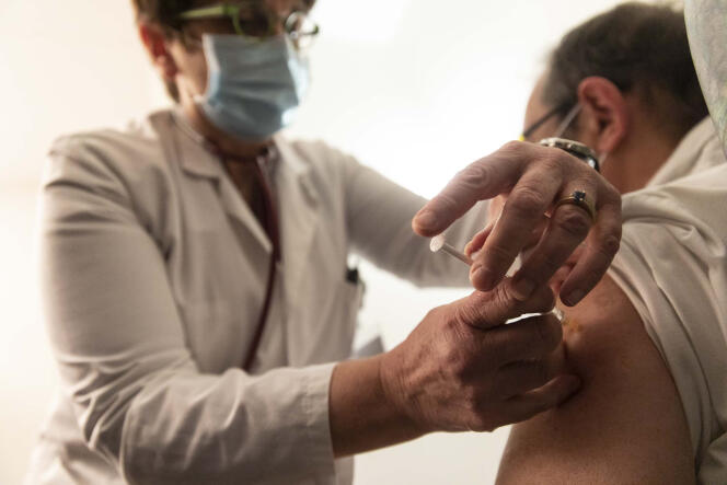 Un patient reçoit une injection du vaccin contre le coronavirus dans une clinique de Strasbourg, dans l’est de la France, le lundi 4 janvier.