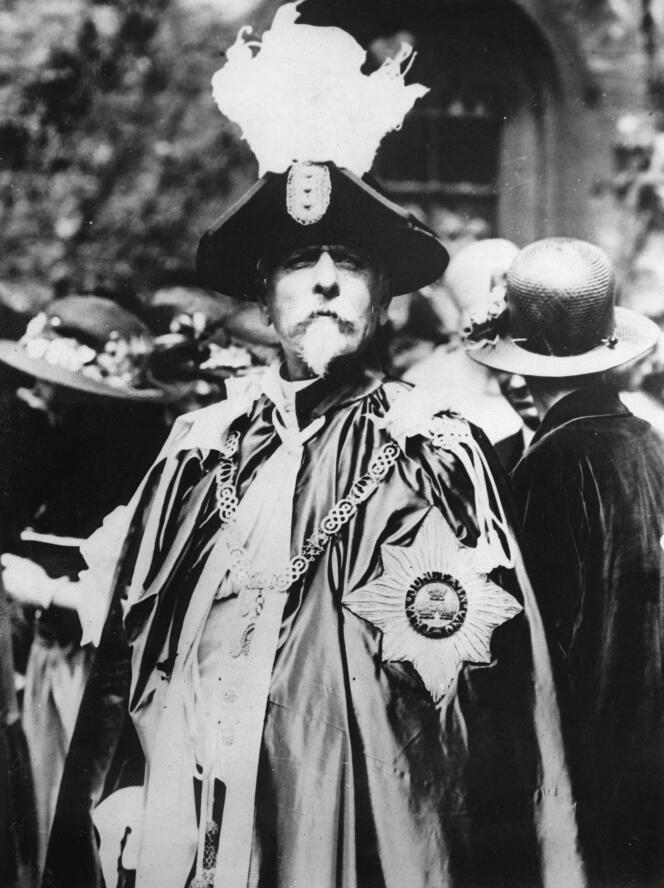 Le marchand d’armes Basil Zaharoff, revêtu de l’habit de chevalier de l'ordre du Bain, en Angleterre, vers 1925.