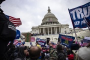 Des supporteurs de l’ancien président américain Donald Trump, devant le Capitole, le 6 janvier 2021, peu avant l’assaut.