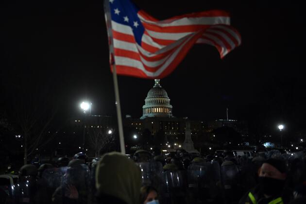 La police antiémeute se prépare à évacuer les manifestants des abords du Capitole, après la tombée de la nuit, alors qu’un couvre-feu entrait en vigueur à 18 heures à Washington D.C.