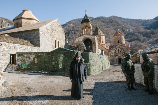 L'archimandrite Gabriel au monastère de Dadivank, le 21 décembre 2020. A droite, deux soldats russes.