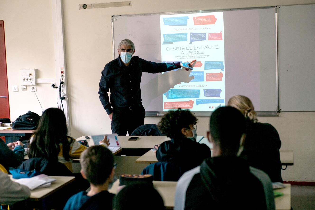Le professeur d’histoire Mohand-Kamel Chabane diffuse la charte de la laïcite à l’école à sa classe de 4e, le jour de la rentrée scolaire, placée sous le signe de l’hommage à Samuel Paty, le 2 novembre, au collège Gustave-Flaubert du 13e arrondissement de Paris, le 2 novembre.